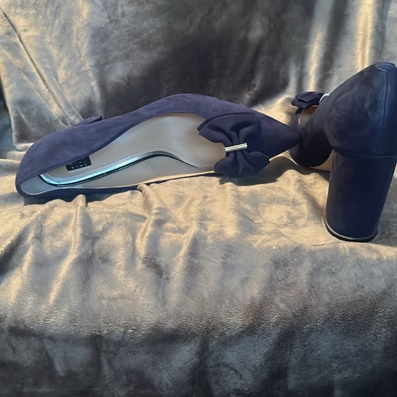 White House Black Market Navy Heels with Bow - Picture 3 of 4